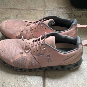 On cloud shoes 9.5 womens
